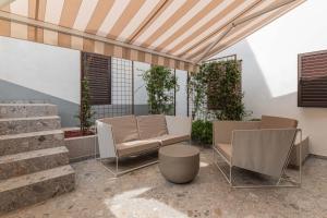 un patio con dos sillas, una mesa y escaleras en Lemon tree apartment, en Trogir