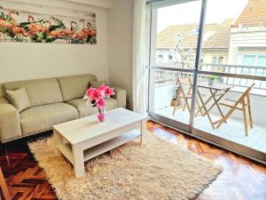 salon z kanapą i stołem w obiekcie Chabós Plaza España centro Vigo w mieście Vigo