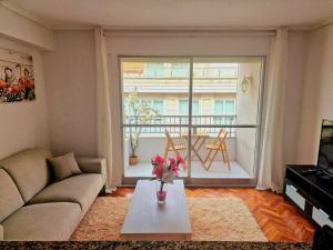 salon z kanapą i dużym oknem w obiekcie Chabós Plaza España centro Vigo w mieście Vigo