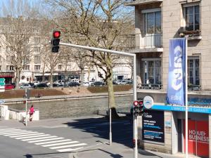 a traffic light on the corner of a street at Au bord de l'orne in Caen