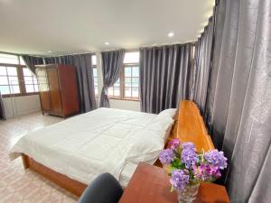 Postel nebo postele na pokoji v ubytování Baan Saen Saran guest house