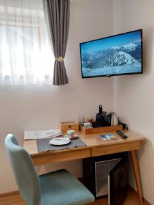 A television and/or entertainment centre at Apart Anna
