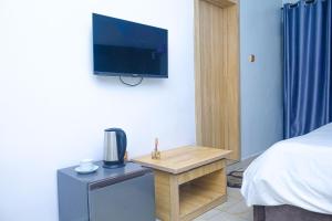 Televiisor ja/või meelelahutuskeskus majutusasutuses Marquee Land Hotel