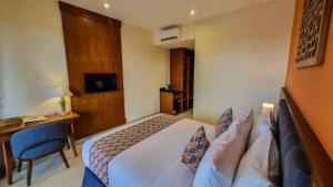 TV a/nebo společenská místnost v ubytování Kahayana Suites Ubud