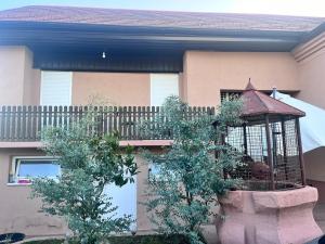 a bird cage sitting on the side of a house at Soba MIHA 1 in Kutina