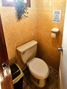 Baño pequeño con aseo y cubo de basura en Attic Room 3B Transient Baguio Wifi Parking, en Baguio 11 fotos más