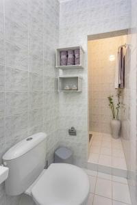 Un baño blanco con inodoro y lavabo. en Leni's Lake Living, en Halikounas 18 fotos más