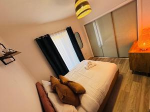 Ένα ή περισσότερα κρεβάτια σε δωμάτιο στο Modern Flat in Glasgow City FREE Parking & Wifi