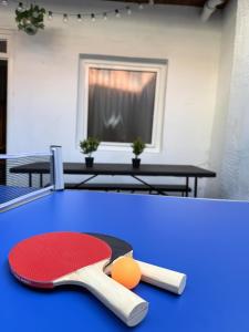 Stolní tenis v ubytování Stadthaus am Dom mit Terrasse und Balkon nebo okolí
