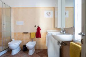 une salle de bain avec toilettes et lavabo dans l'établissement Loredana Home Holiday, à Bari Sardo 17 autres photos