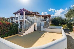 une maison avec un escalier en face de celle-ci dans l'établissement Loredana Home Holiday, à Bari Sardo