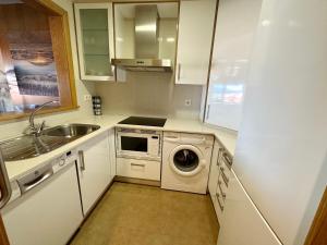 Kuchyň nebo kuchyňský kout v ubytování Sanxenxo, Apartamento 1 hab con vistas al mar, piscina, garaje y a 150 mts de la Playa Silgar