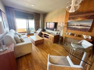 TV a/nebo společenská místnost v ubytování Sanxenxo, Apartamento 1 hab con vistas al mar, piscina, garaje y a 150 mts de la Playa Silgar