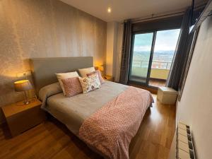 Postel nebo postele na pokoji v ubytování Sanxenxo, Apartamento 1 hab con vistas al mar, piscina, garaje y a 150 mts de la Playa Silgar + 23 fotografií