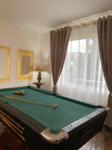 Більярд в Artists Guest House