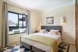 Postel nebo postele na pokoji v ubytování Hipoclub Villas, Alisios + 37 fotografií