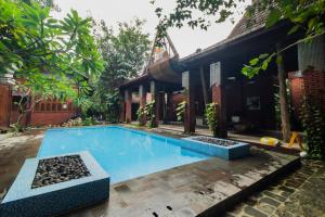Bazén v ubytování Djawata Resort & Gallery near Desa Wisata Kasongan Yogyakarta RedPartner nebo v jeho okolí