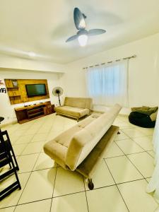 ein Wohnzimmer mit Couch und Flachbildfernseher in der Unterkunft Ap praia dos anjos com vista in Arraial do Cabo