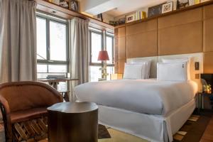 En eller flere senge i et værelse på Brach Paris - Evok Collection