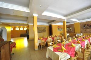 Ein Restaurant oder anderes Speiselokal in der Unterkunft Hotel Chez Lando 