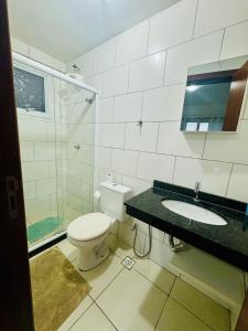 ein Badezimmer mit Toilette und Waschbecken in der Unterkunft Ap praia dos anjos com vista in Arraial do Cabo