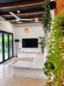 Μια τηλεόραση ή/και κέντρο ψυχαγωγίας στο Dahlia Kulim Pool Homestay