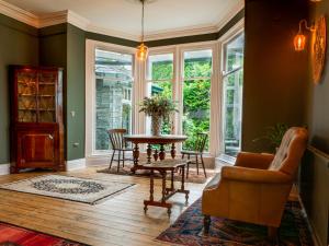 安布尔塞德罗塔加思酒店的带桌椅的客厅