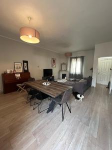 Μια τηλεόραση ή/και κέντρο ψυχαγωγίας στο Agréable maison Ideal Visa pour l Image +2 φωτογραφίες