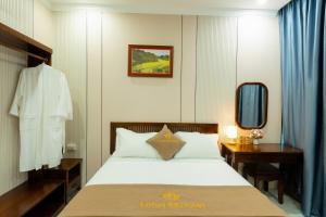 ein Hotelzimmer mit einem Bett und einem Spiegel in der Unterkunft Lotus 68 Hotel in Ninh Bình