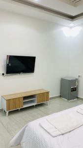 TV a/nebo společenská místnost v ubytování شقق القبس كرشاء + 18 fotografií