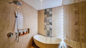 Koupelna v ubytování Kahayana Suites Ubud