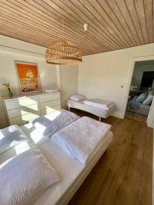 Postel nebo postele na pokoji v ubytování Lejlighed ved havet