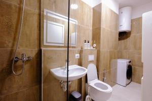 Koupelna v ubytování Albania Haven Apartment 15B + 24 fotografií