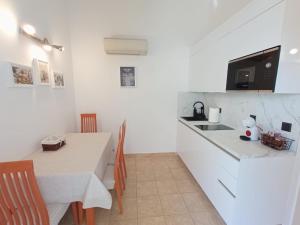 Kuchyňa alebo kuchynka v ubytovaní Sunny beach apartment Lavica