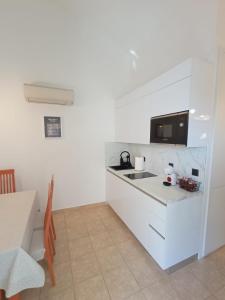 Kuchyňa alebo kuchynka v ubytovaní Sunny beach apartment Lavica