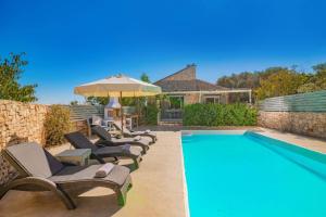Πισίνα στο ή κοντά στο Villa Ilios by Villa Plus