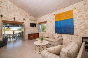 Χώρος καθιστικού στο Villa Ilios by Villa Plus