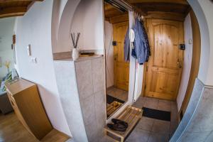 una habitación con un pasillo con una puerta de madera en Top Apartments - Dunin Wąsowicza, en Cracovia 29 fotos más