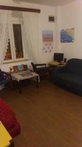 - un salon avec un canapé et une table dans l'établissement Rooms Villa Garden, à Dubrovnik