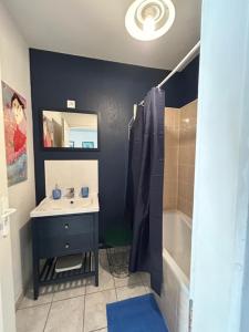 Ένα μπάνιο στο Sète centre - maison de vacances - 2 chambres - 4 personnes - 60 m2 avec parking gratuit privé, wifi et clim