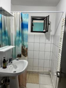 Ένα μπάνιο στο Apartament Octav