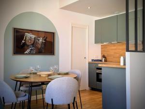 eine Küche mit einem Tisch und Weingläsern darauf in der Unterkunft Arcachon Centre - Le 33 Tartas - Parking Inclus in Arcachon + 13 Fotos