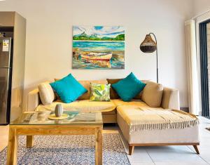 a living room with a couch and a table at Blue Zebra - T4 Oasis - Rivière, Mer et Piscine in Rivière Noire