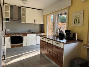 a kitchen with white cabinets and a counter top at Zwischen Köln und Bonn, Central Mitte in Troisdorf