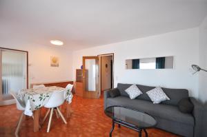 un soggiorno con un divano e un tavolo di Apartment Doble-4CD a Lloret de Mar