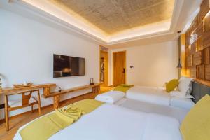 Postel nebo postele na pokoji v ubytování Yichun Jiuyu Xinzhi Light Luxury B&B