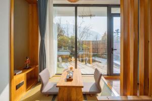 Bazén v ubytování Yichun Jiuyu Xinzhi Light Luxury B&B nebo v jeho okolí