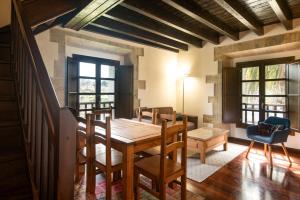 a dining room with a wooden table and chairs at Apartamento Tejasturias in Noriega