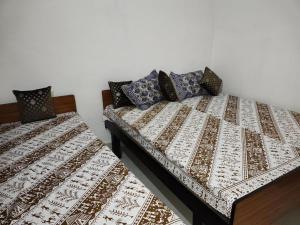 duas camas lado a lado em um quarto em Shree Mahakaal Inn by StayApart em Gupta Kāshi