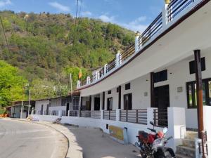 uma motocicleta estacionada em frente a um prédio em Shree Mahakaal Inn by StayApart em Gupta Kāshi